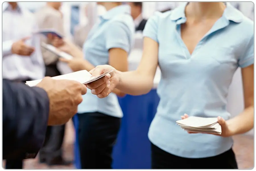 Distributie stradala flyere hand to hand